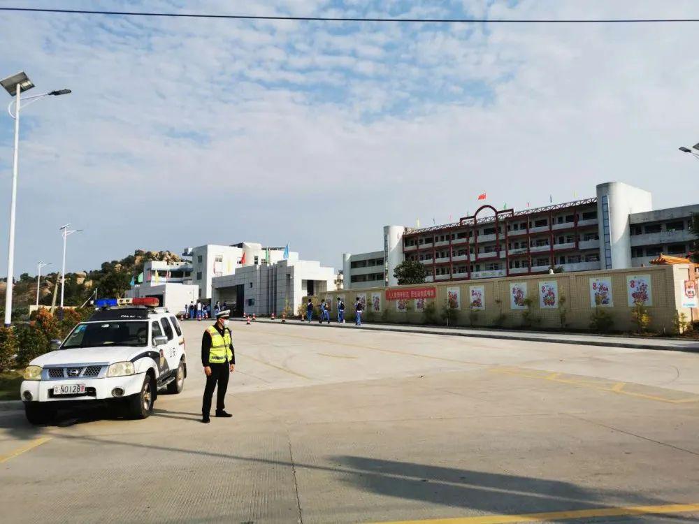 市区二大队红海湾大队春暖花开同学们重返美丽的校园但疫情还没有彻底