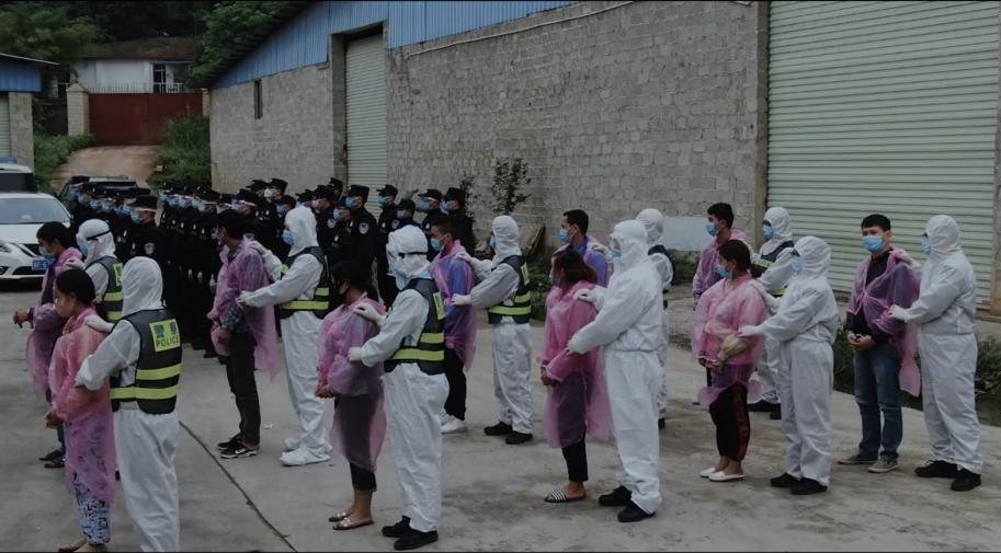 崇左犯事的下场警察押解10名嫌犯指认现场