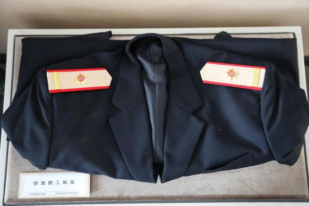 铁路职工制服1铁路工作人员制服,领花,帽徽,肩章板及领带,不同工种,不