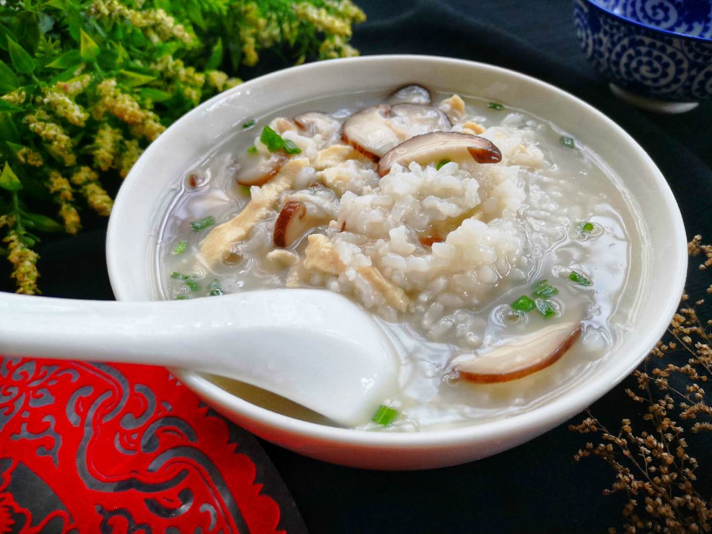 鸡肉香菇粥食材配料:大米1小碗 香菇4个 鸡胸肉1块 盐适量.