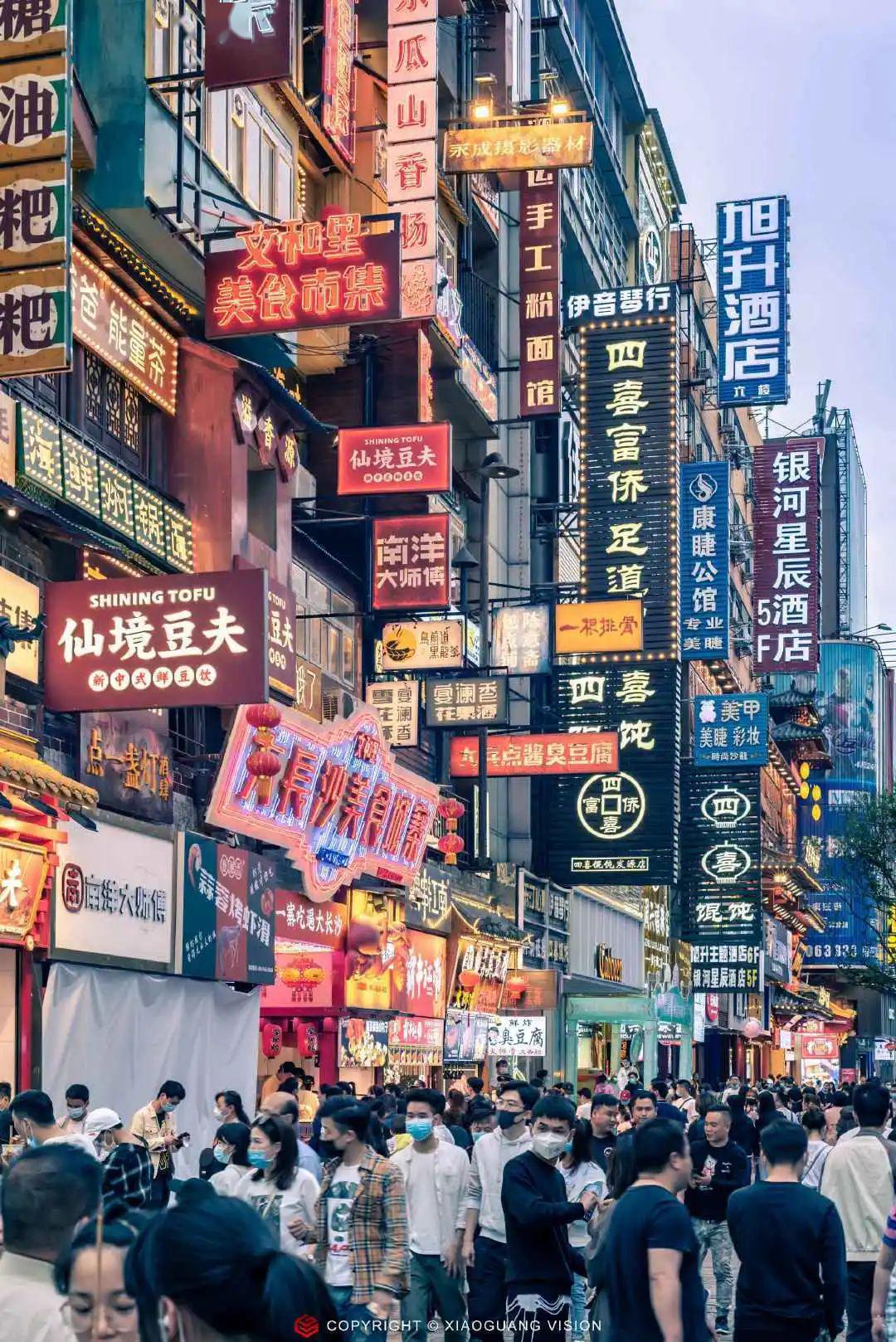 组图 | 车水马龙的街头  满是城市烟火气