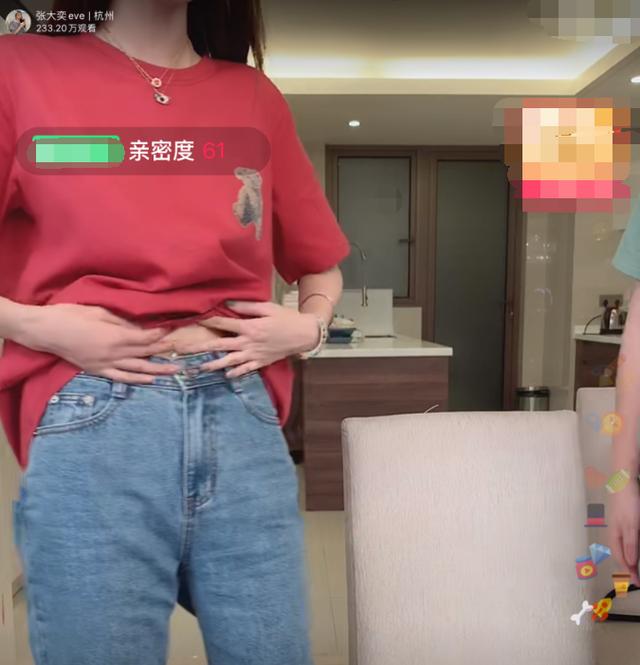 原创张大奕直播露小腹亲证无孕相怕网友不信还让助理打肚子