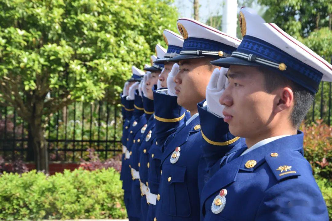 整齐报数,稍息与立正,跨立,停止间转法,脱帽戴帽夹帽,敬礼(含夹帽敬礼