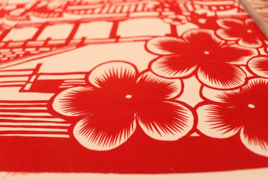 早茶观察到,作品中木棉花和梅花极为精细,在花蕊处有清晰的纹路.