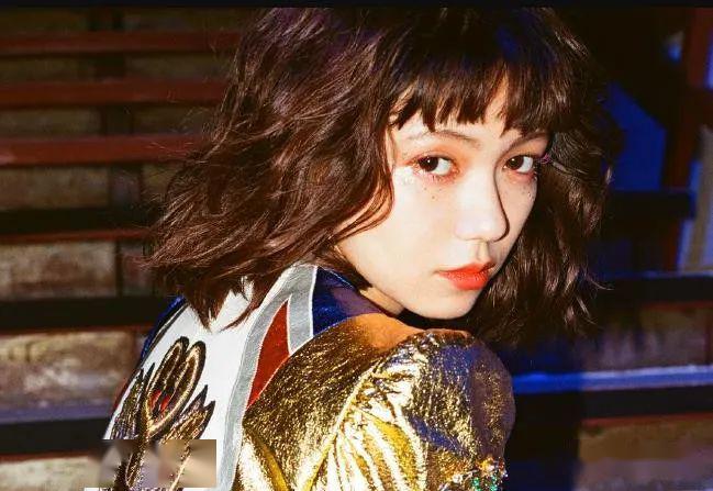 她饰演的情人一号太田静子,戏份不多却十分惊艳.