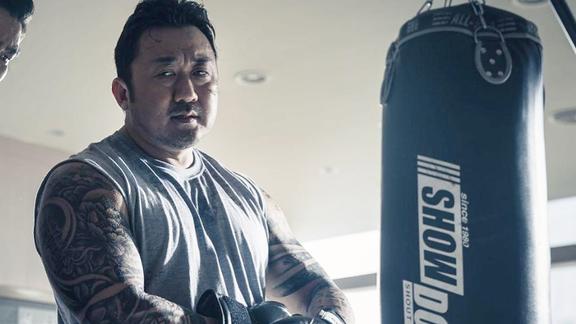 韩国真人真事改编变态杀人狂碰到黑道彪悍马大叔顿时惨不忍睹