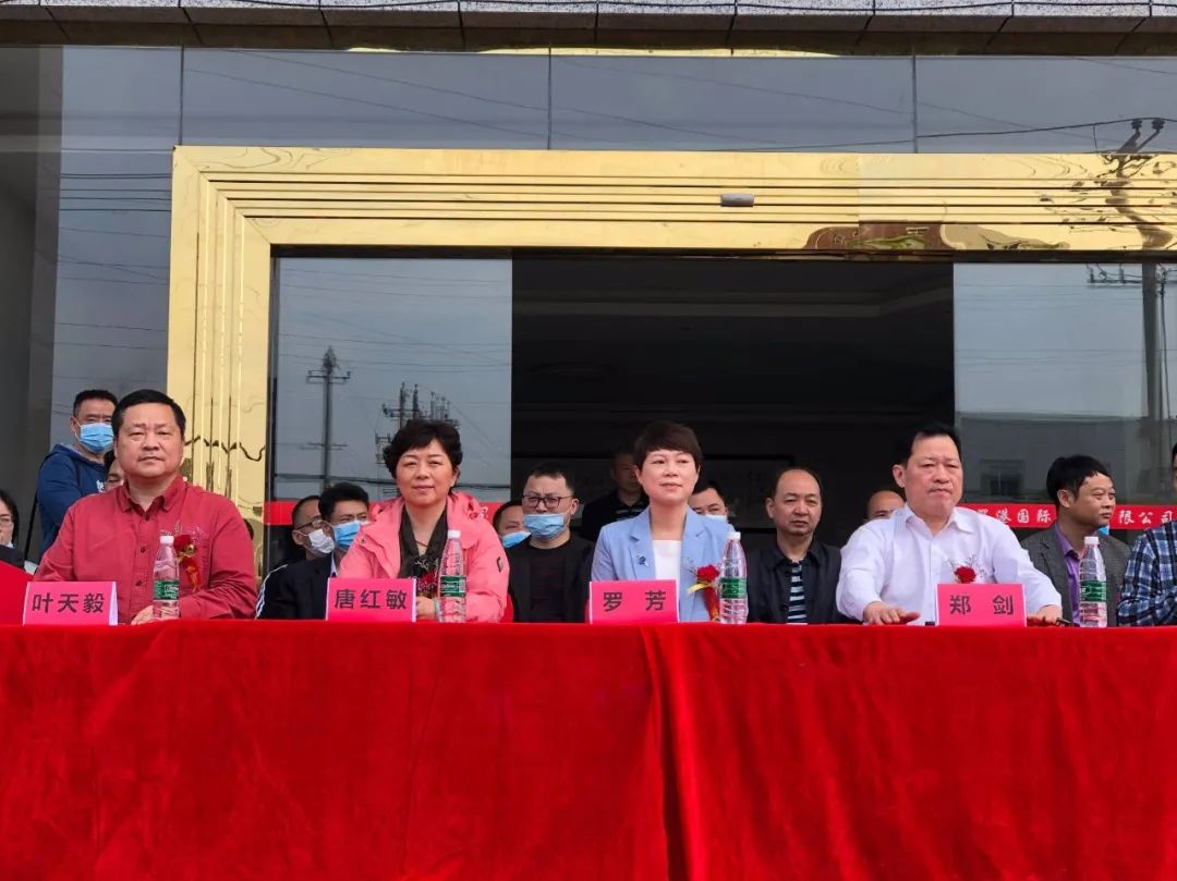 市人民政府副秘书长郑剑,市扶贫办副主任王志坚,市人社局总会计师罗芳