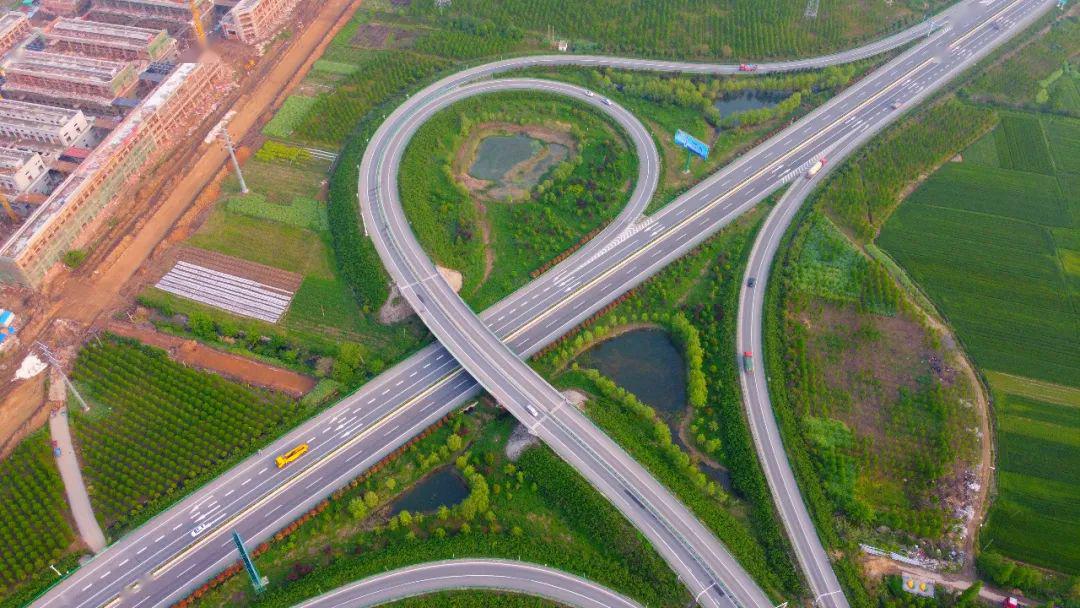 鳳台淮河二橋和高速公路的投入使用,為鳳台城市發展打通了動脈,增強了