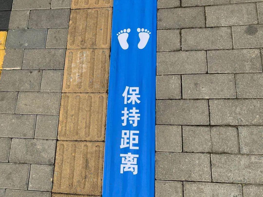 拆班上课,全程佩戴口罩,单人单桌,保持距离最大化,相互不交头接耳