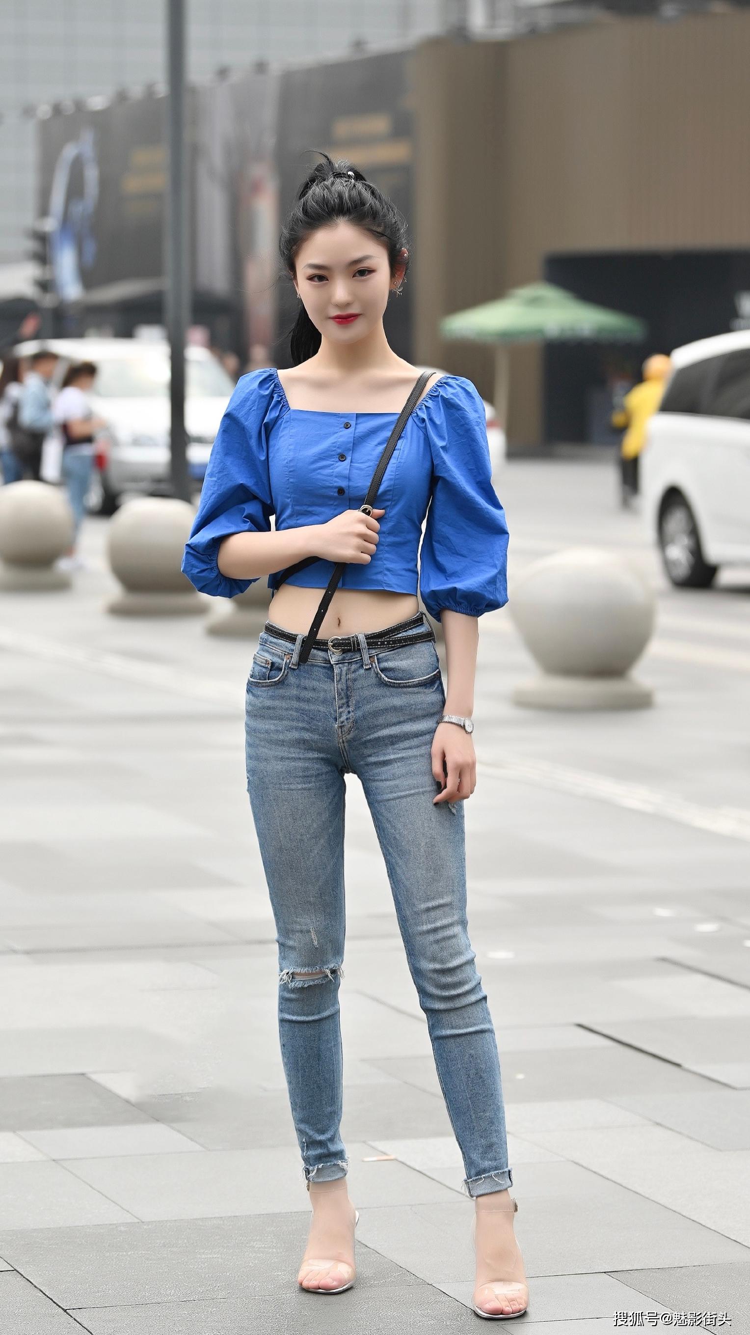 穿破洞牛仔裤,如何搭配才能凸显时尚气质?这五款搭配不容错过_美女