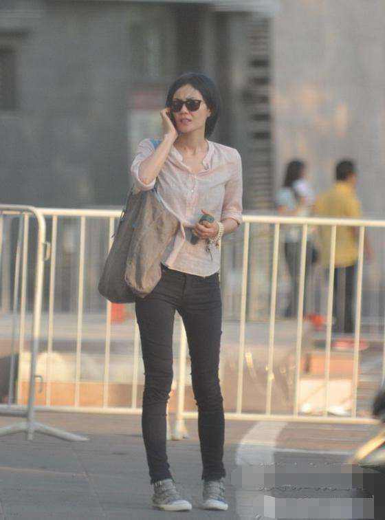 早年的王菲太真实了,素颜上街不打扮,穿廉价t恤显得寒酸!