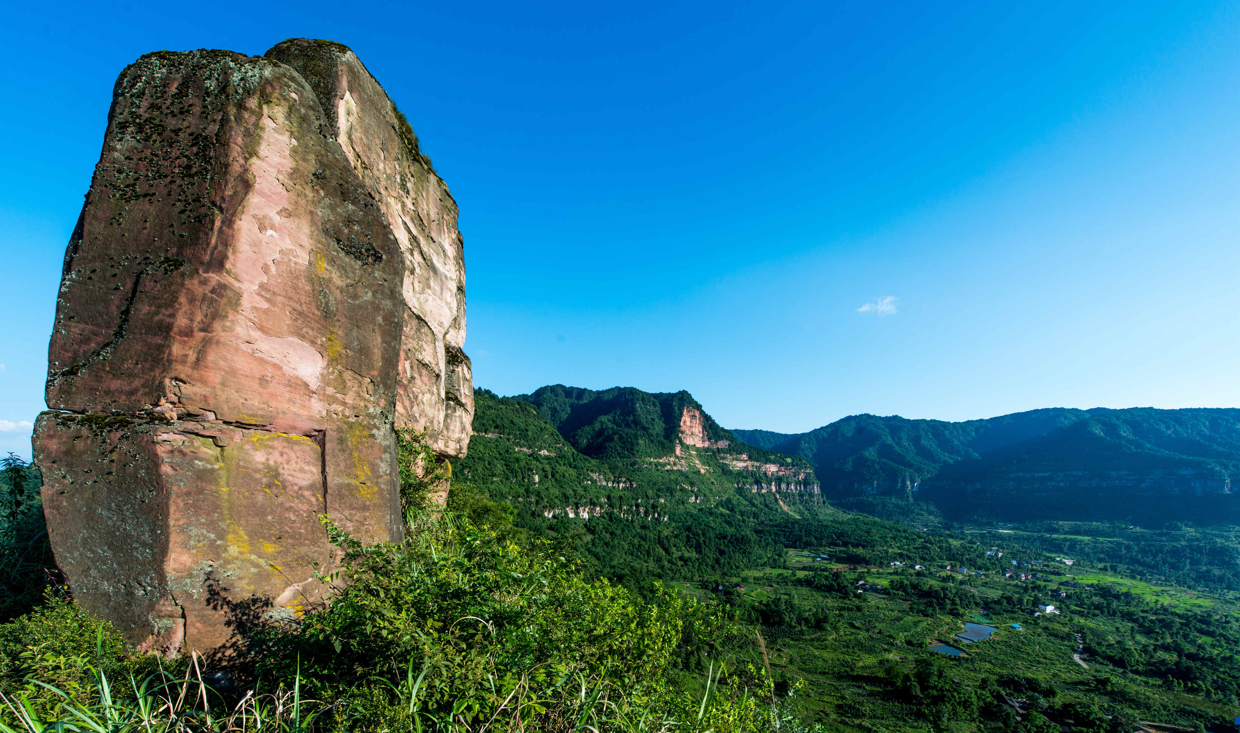"老"是一个独特的山脉,遍布山上的丹霞地貌,赢得了重庆"红色处女地"之