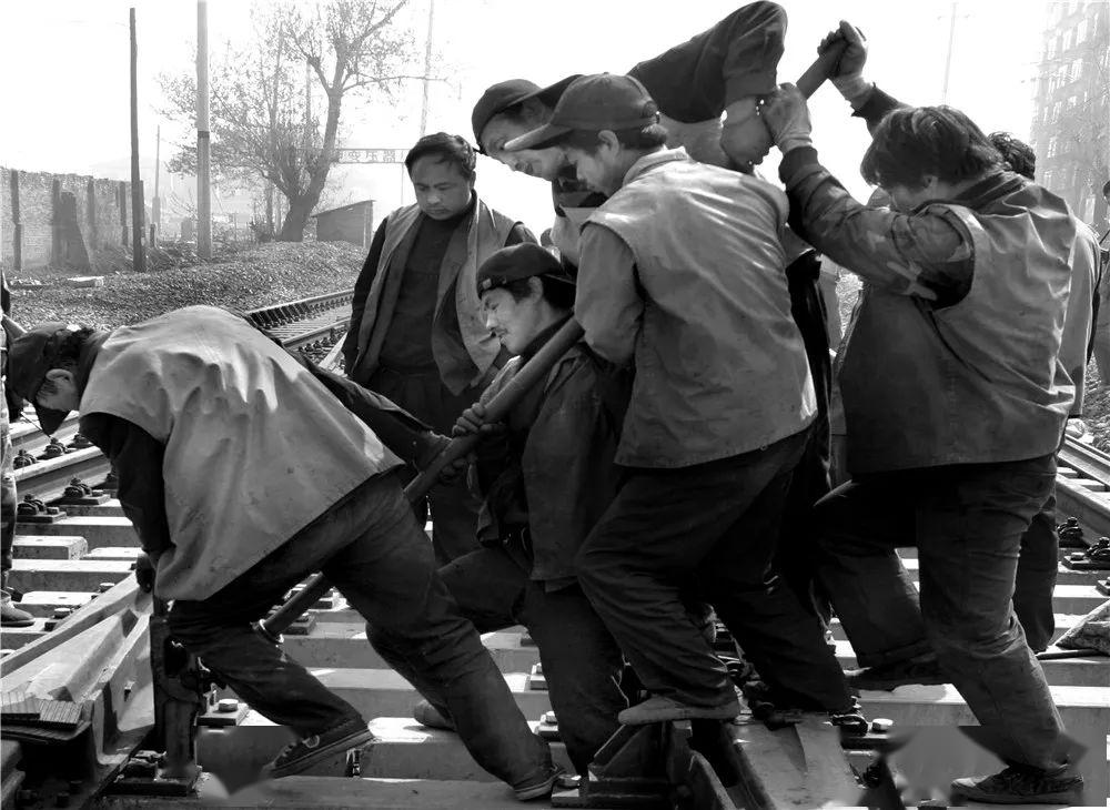 几吨重的轨道,在作业条件十分艰难的情况下,硬是靠人拉肩扛来完成.