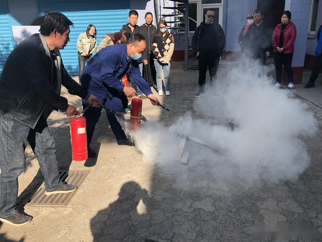 随后,梁虎印组织现场工作人员亲自体验使用灭火器,根据每个人员的掌握