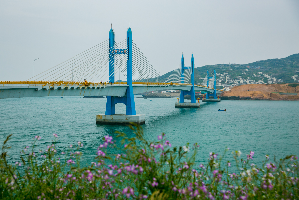 三礁江大桥巍峨壮观,公路行人通用,不受风浪影响,将两个小岛连在了一