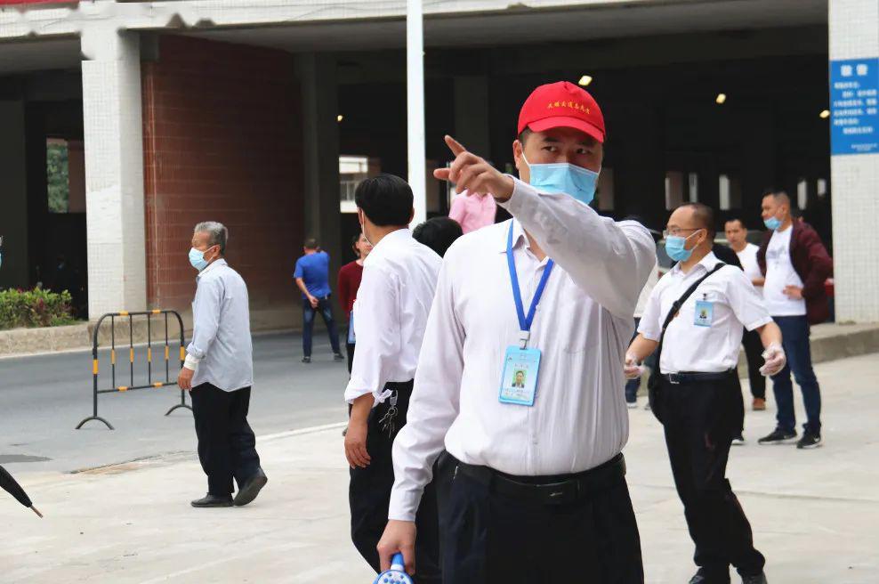 张复昌校长替下校车的学生搬拿行李郑立平董事长亲临现场参与迎接学生