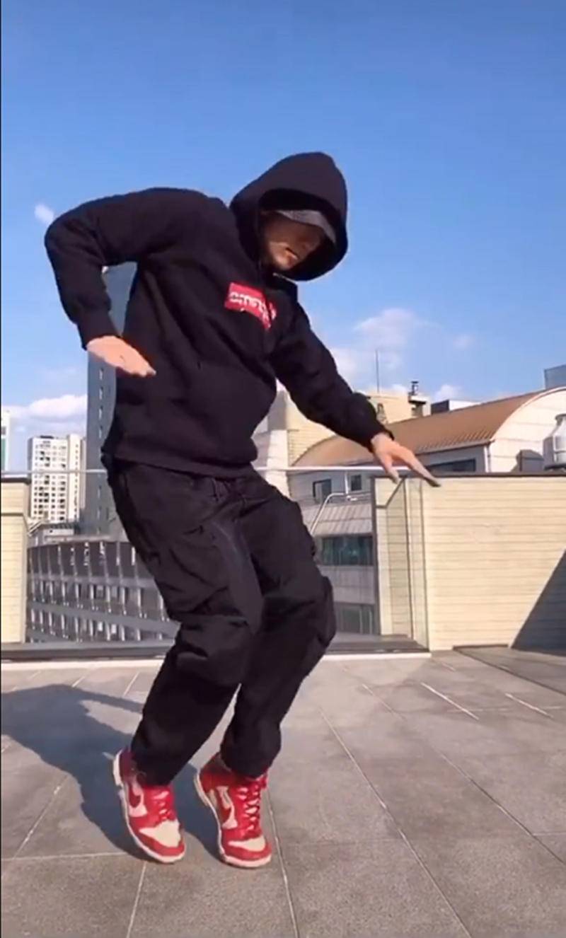 原创奶爸rain奔四仍有型卫衣配工装裤阳光帅气踩aj跳机械舞好拉风