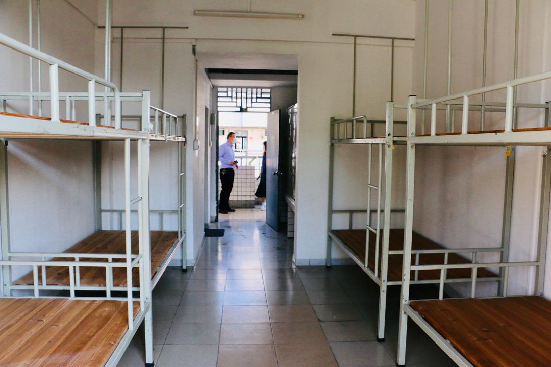 为减少人员聚集,学校将原本的八人宿舍拆分为两个四人宿舍.