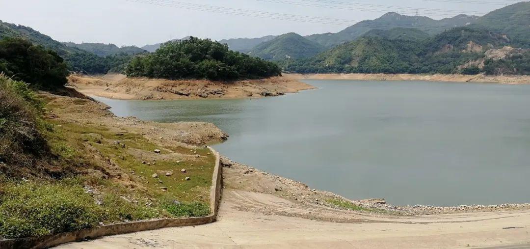 记者看到,由于今年降水偏少,下三坑水库和汤坑水库的水位下降了很多.