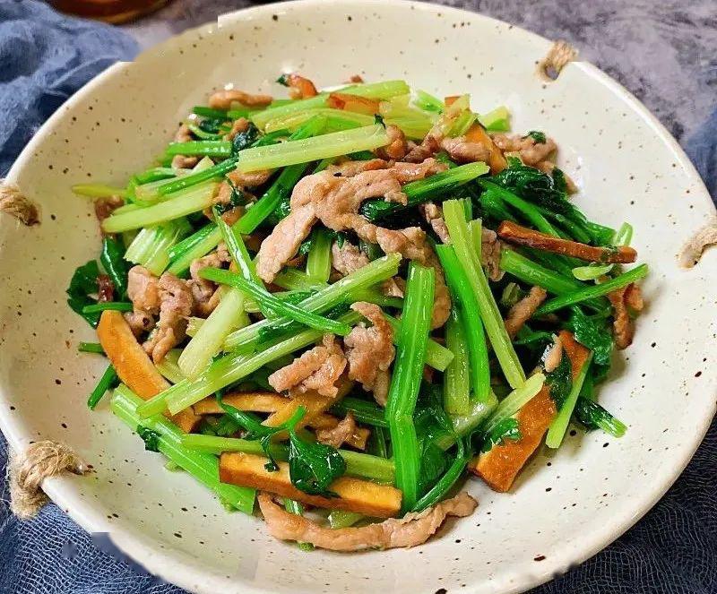 简单又好吃的芹菜香干炒肉丝,一次一盘!7. 来一口?