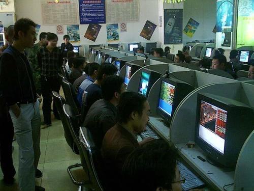 这个画面大家应该都不会陌生吧,当初的网吧几乎都是这种老式电脑,网吧