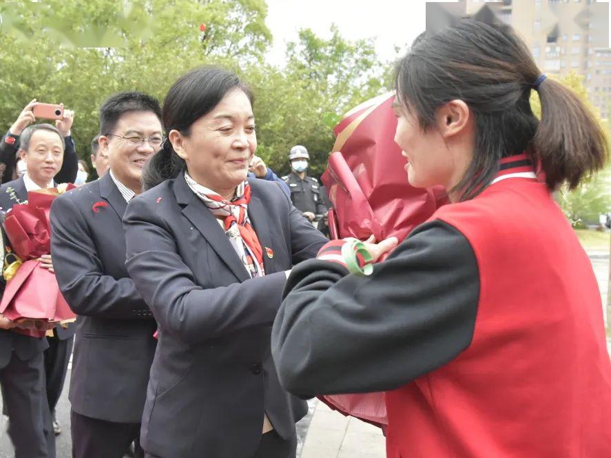 4月27日,我院援鄂医疗队队员曹主凤,杨茗岚,丁莉莉,钱静娟,张荣,倪萍