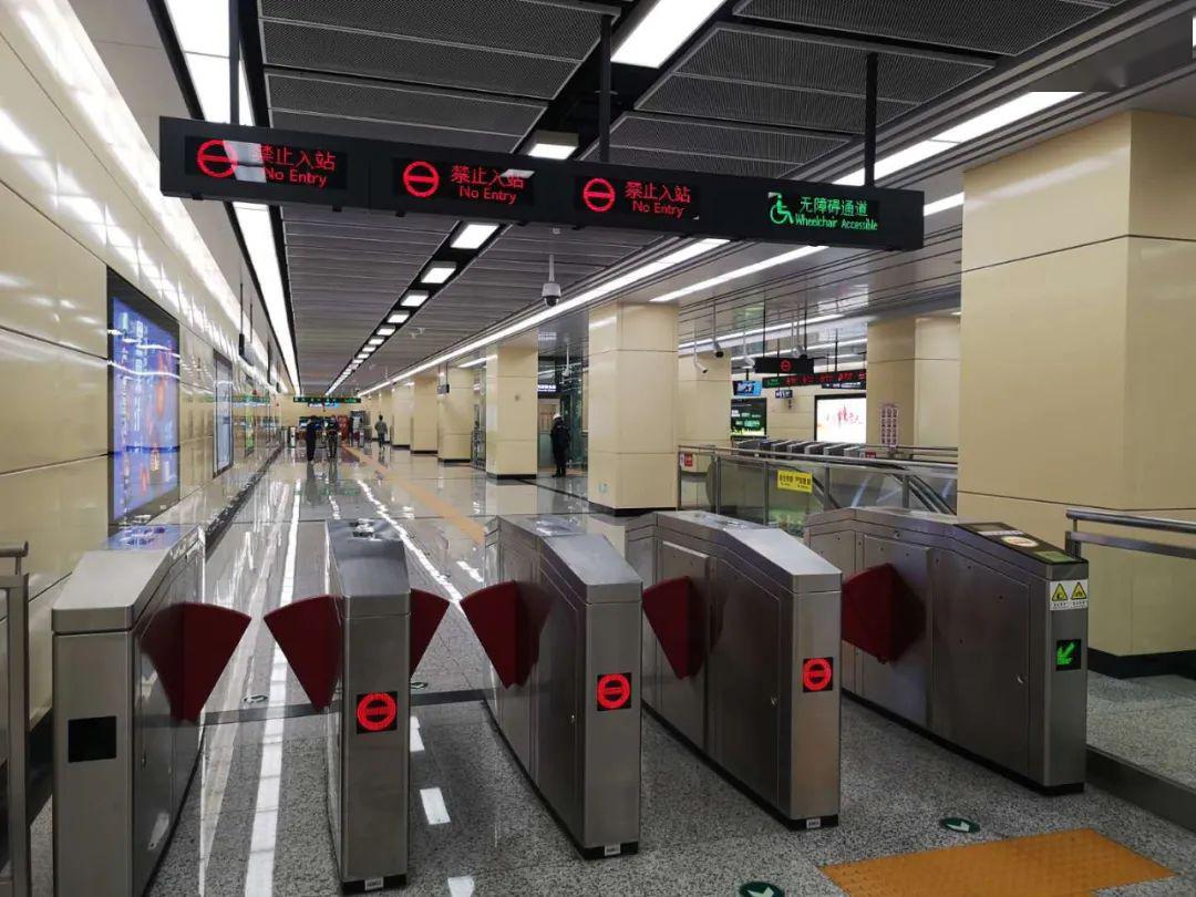 f号出入口:设置在崇山西路北侧,沿崇山西路东西向布置; g出入口:设置