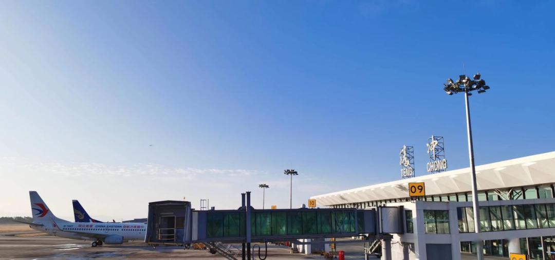 保山市公安局腾冲驼峰机场分局一级警长何学涵告诉记者,因为飞机在做