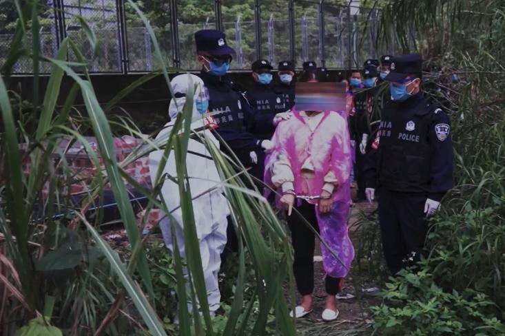 崇左犯事的下场警察押解10名嫌犯指认现场