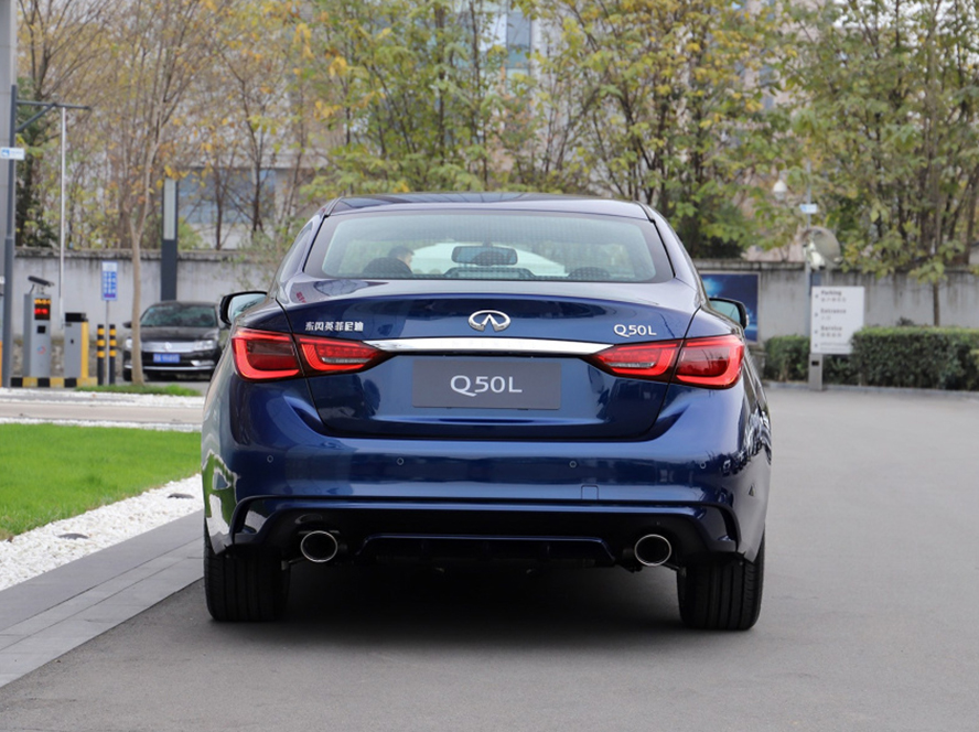 作为一辆前置后驱车型,英菲尼迪q50l的侧面是长车头短前悬的布局,而且
