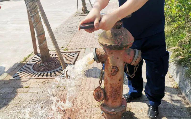 乌杨消防救援站指战员针对该两地的所有消火栓进行全面检查,检查发现