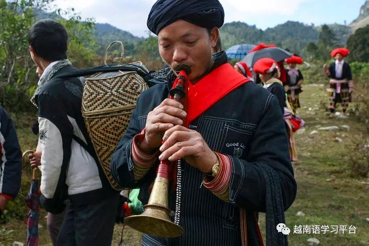 越南老街省红瑶族人的婚嫁习俗以前这民族的婚礼要持续三天三夜估计都