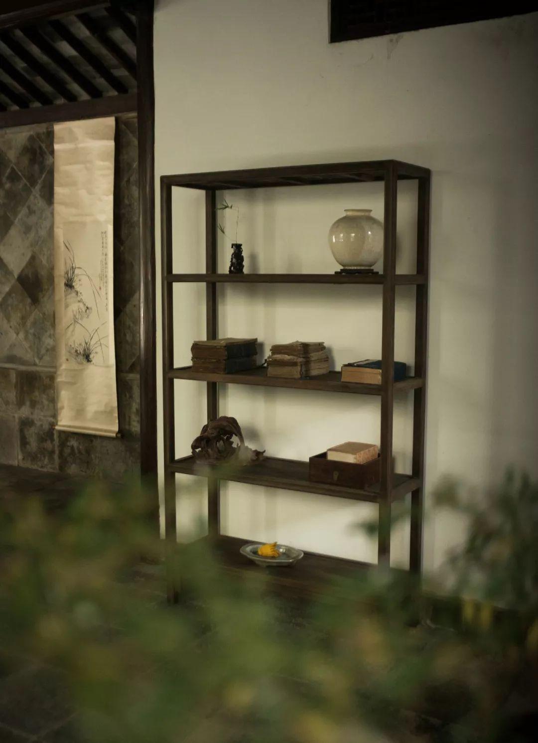 对于古代文人来说,如此的"书房"是日常消遣大部分时光的地方,所以在