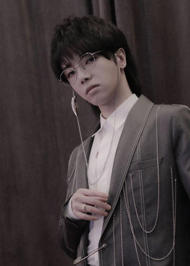 华晨宇演唱哥谭夺冠为什么李宇春的西门少年着实火了一把