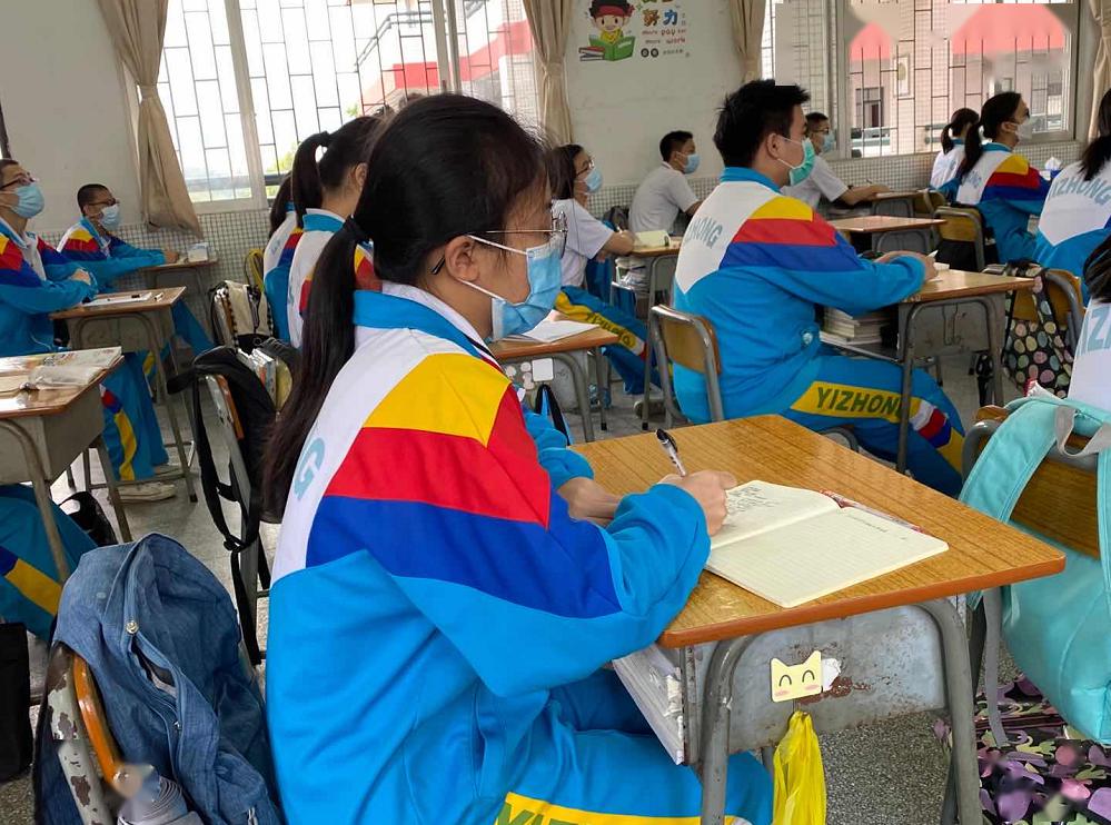 并同向就餐任晓盈 摄东方红中学高三级教室门都张贴了充满正能量的