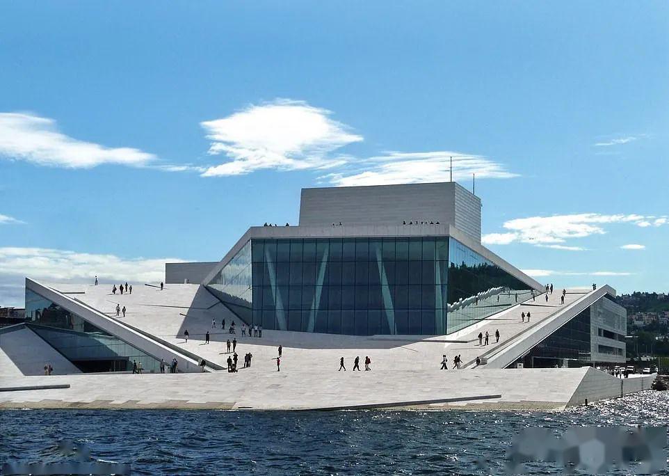 这些石头打造的建筑每一栋都因独特的造型让人眼前一亮