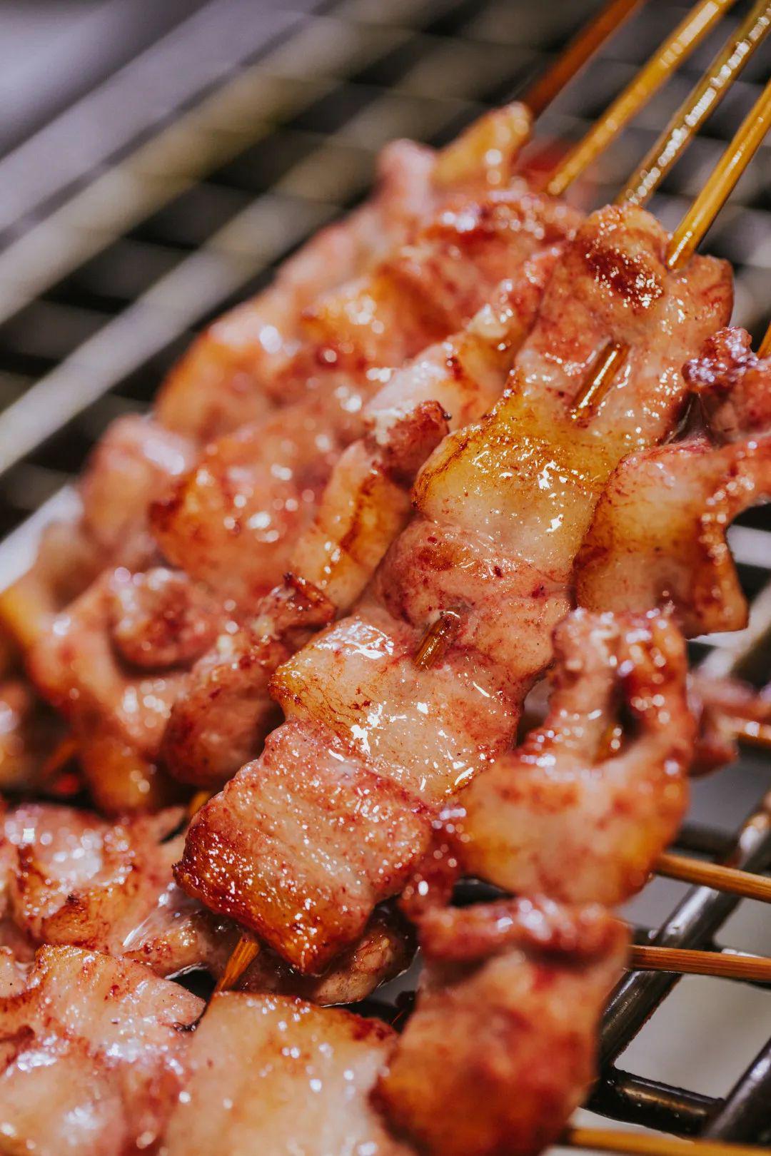 店内的猪五花肥瘦相宜,烤制过程将五花肉的肉汁锁住,厚薄刚好,肥而不