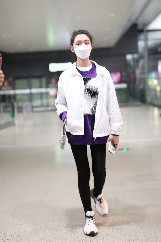 林允穿紫色t恤现身机场 蹲地系鞋带十分接地气