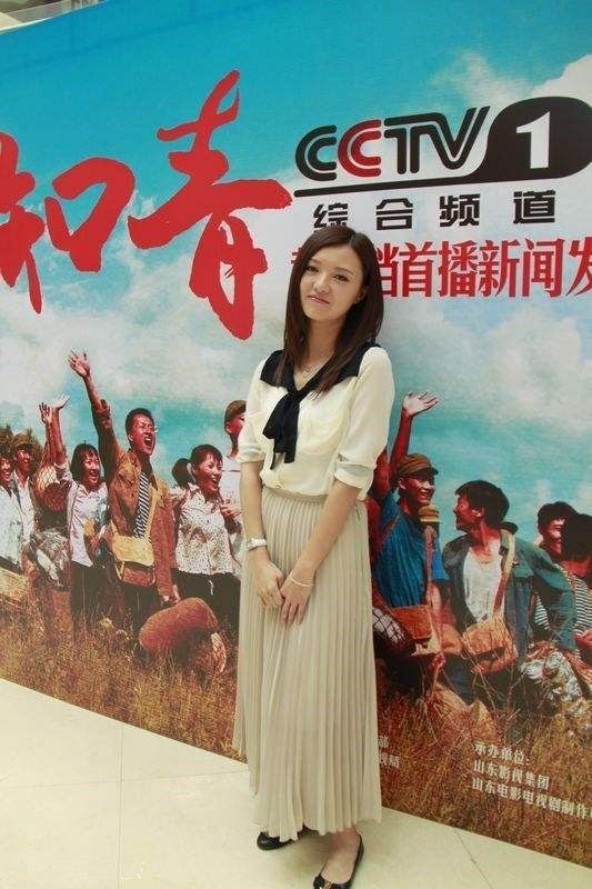 42岁傅晶再演戏剧里无法掩饰的衰老脸上坑洼不平