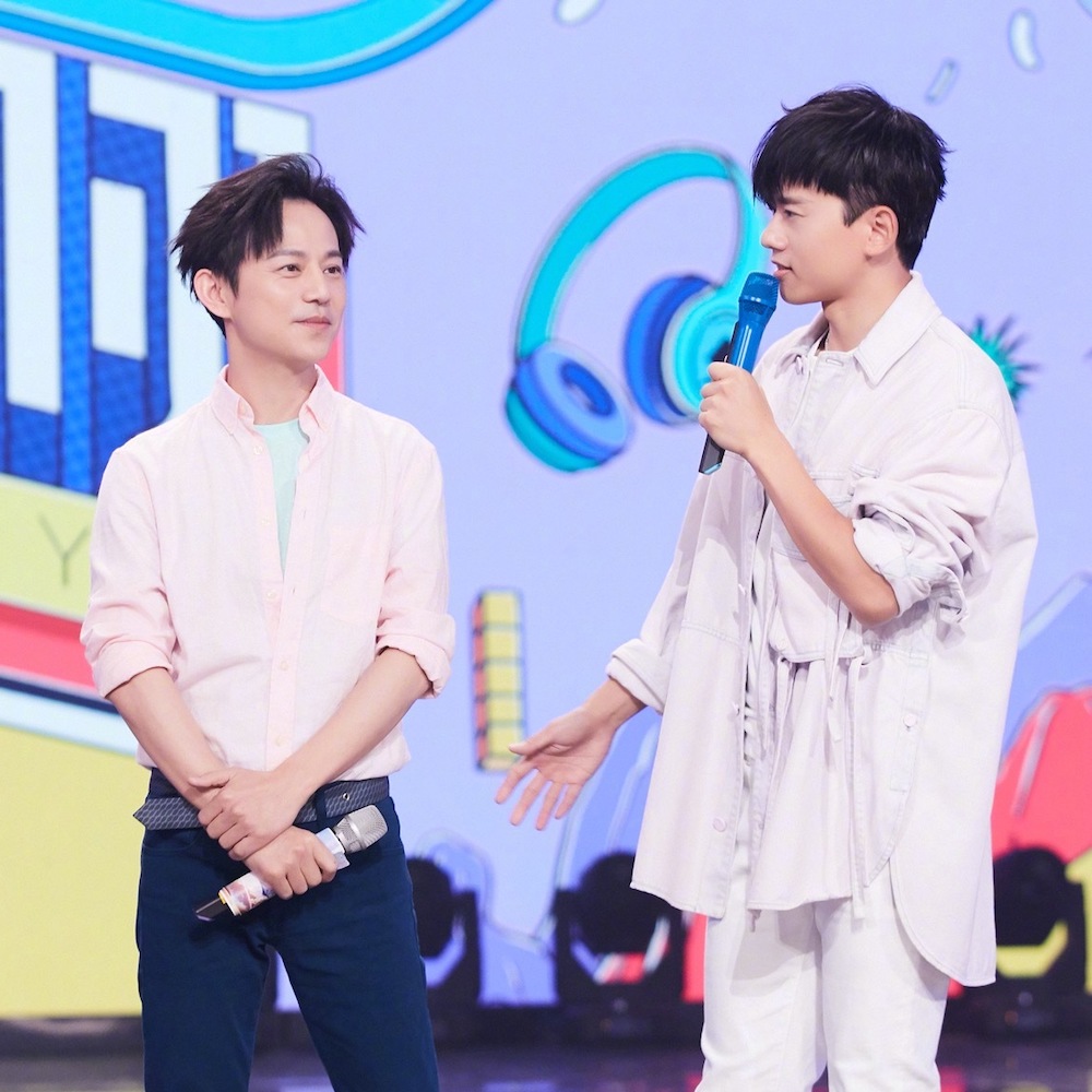 何炅生日当天张杰推出全新ep爱人啊新歌mv中谢娜扮老人