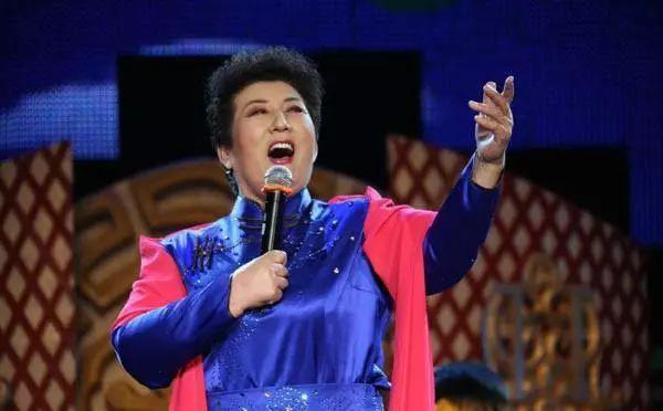 德德玛近照曝光~丈夫不离不弃 如今有两朵金花能歌善舞 成了人生赢家