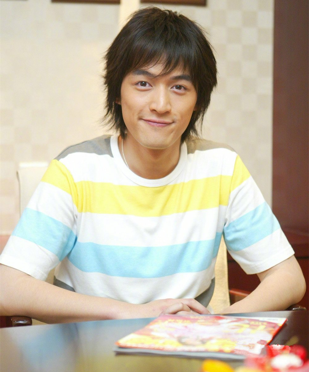 胡歌23岁青涩照曝光那时的他实在没有一点明星样