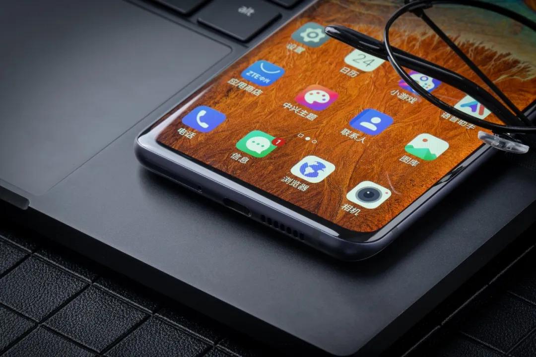 以梦为马敬年华中兴天机axon11评析