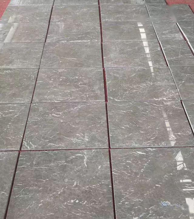 浅啡网底为浅咖啡色,少量白花,光度好,易胶补.