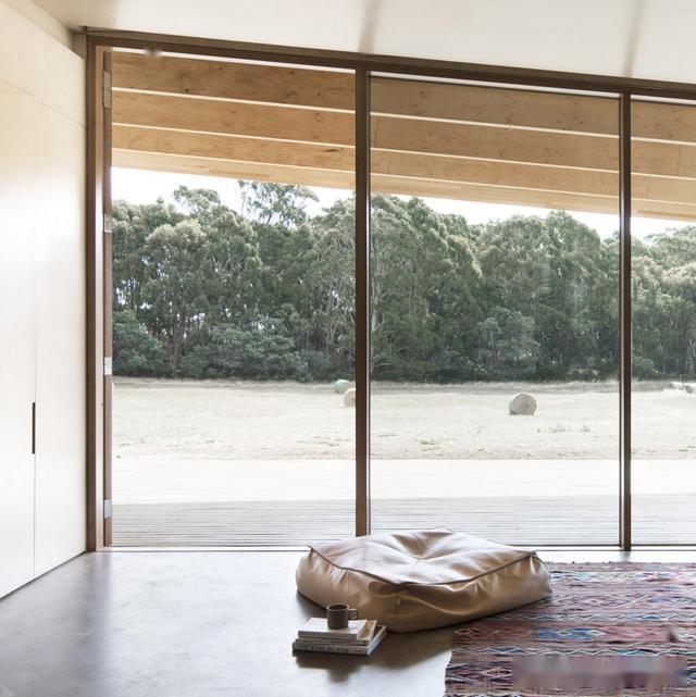 汉普顿(hamptons)地区为这所住宅配备了供丈夫和妻子单独使用的练功房