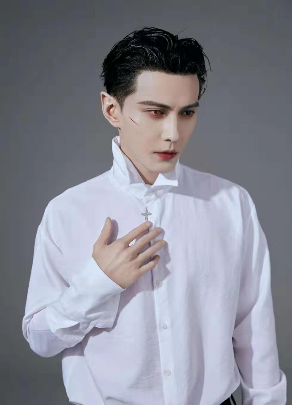 徐正溪吸血鬼妆容红唇红蓝异瞳加精灵耳像高贵冷傲的王子