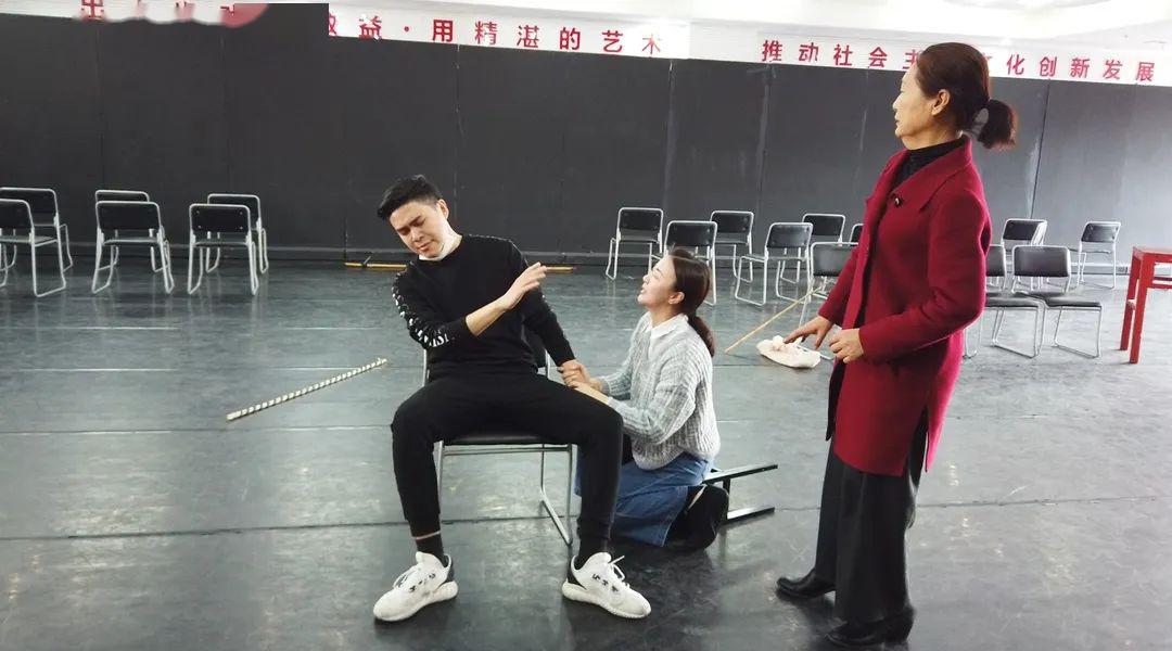 浙越始终怀揣敬畏之心,此次复排充分调动本单位的主创力量,选派袁派传