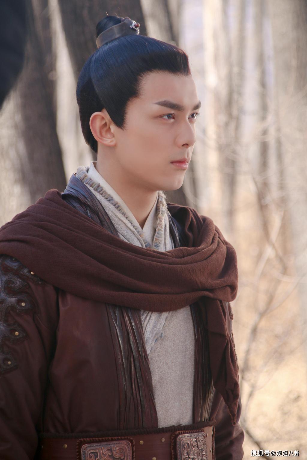 原创吴磊切换号错误转与迪丽热巴cp内容粉丝质疑被盗号了