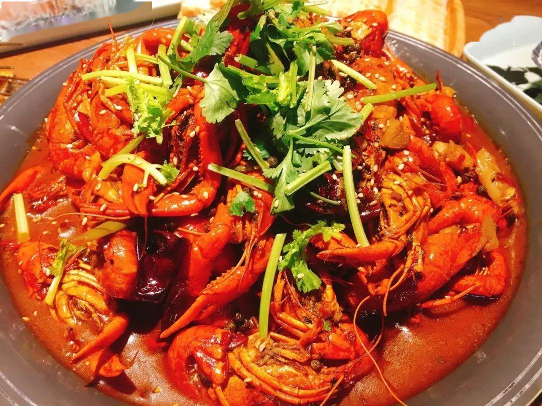 麻辣小龙虾 涮肚 芝士烤红薯 蒜汁黄瓜 土豆丝 .