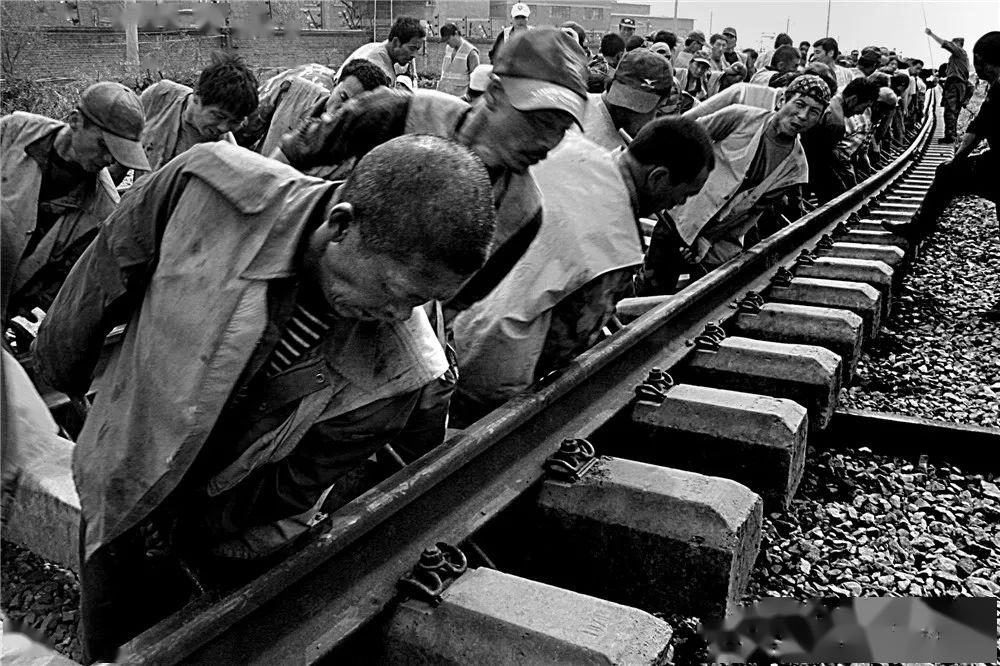 几吨重的轨道,在作业条件十分艰难的情况下,硬是靠人拉肩扛来完成.